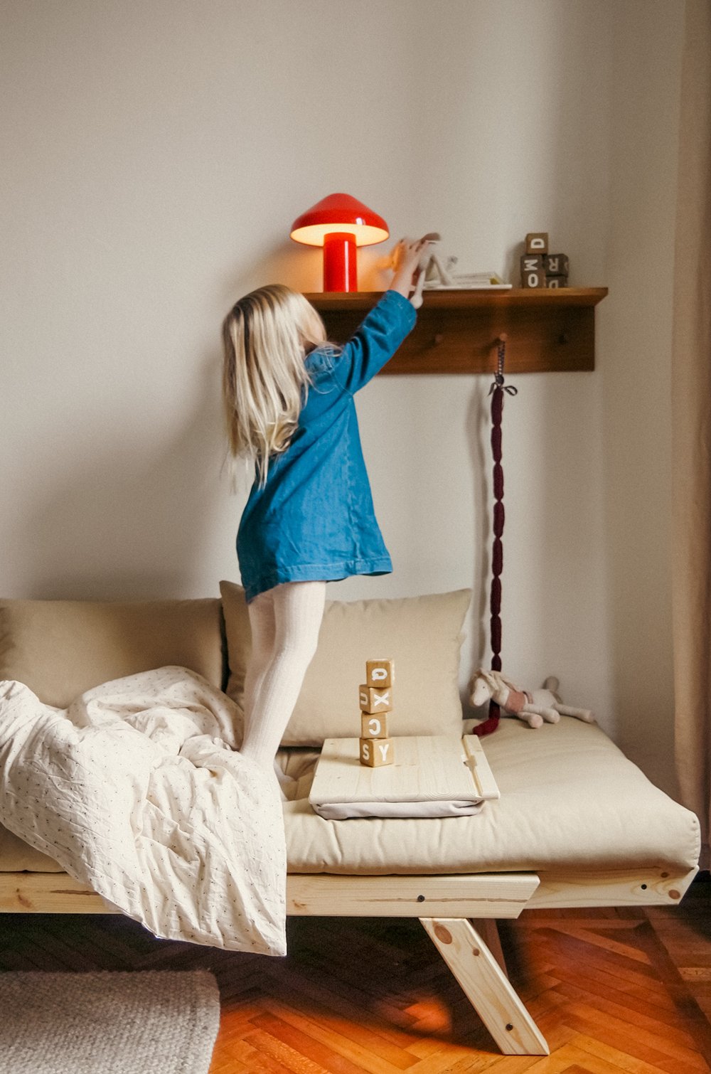 Banquette méridienne futon BEBOP pin naturel coloris beige couchage 75x200 cm.