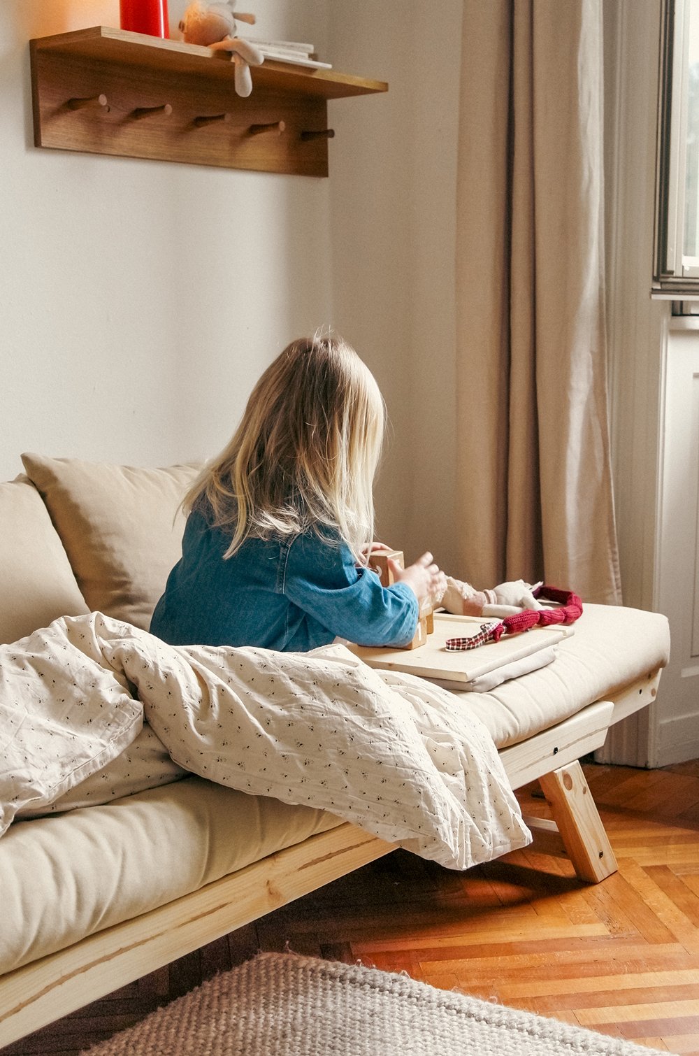 Banquette méridienne futon BEBOP pin naturel coloris beige couchage 75x200 cm.