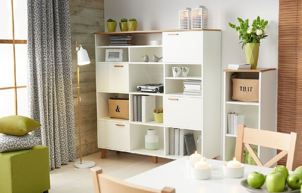 Commode FREDO blanche, 4 portes 10 niches, piètement chêne naturel