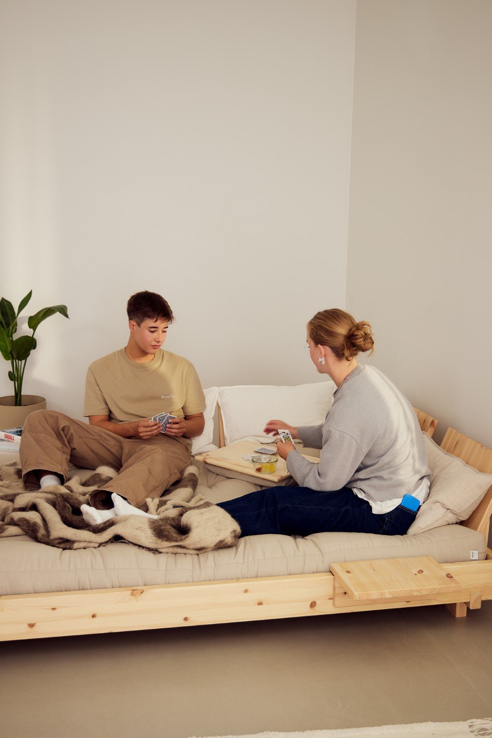 Lit futon SOCIAL SOFA pin laqué naturel couchage 140x200 cm avec 4 dossiers et 2 tables d