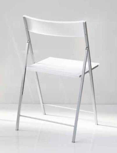 Lot de 4 chaises pliantes STEEL en polypropylène translucide blanc translucide et acier chromé.