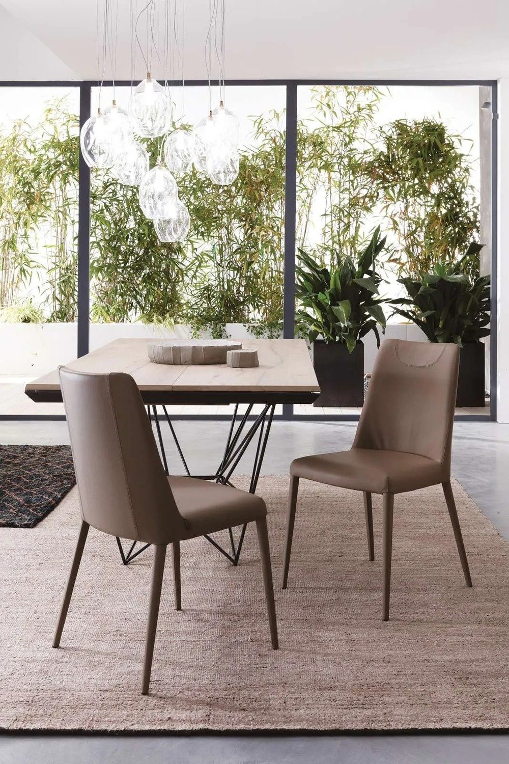 Table extensible FIL8 en Chêne Naturel Soft et piétement métal noir / Small