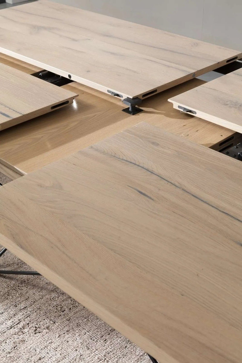 Table extensible FIL8 en Chêne Naturel Soft et piétement métal noir / Small