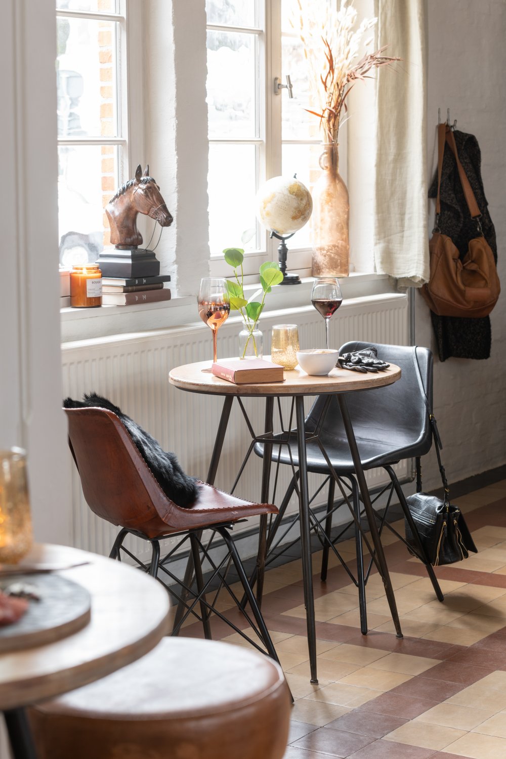 Table bistro TROB en métal noir et bois naturel.