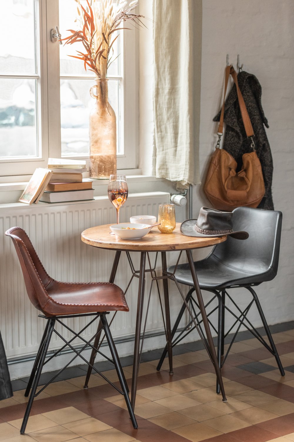 Table bistro TROB en métal noir et bois naturel.