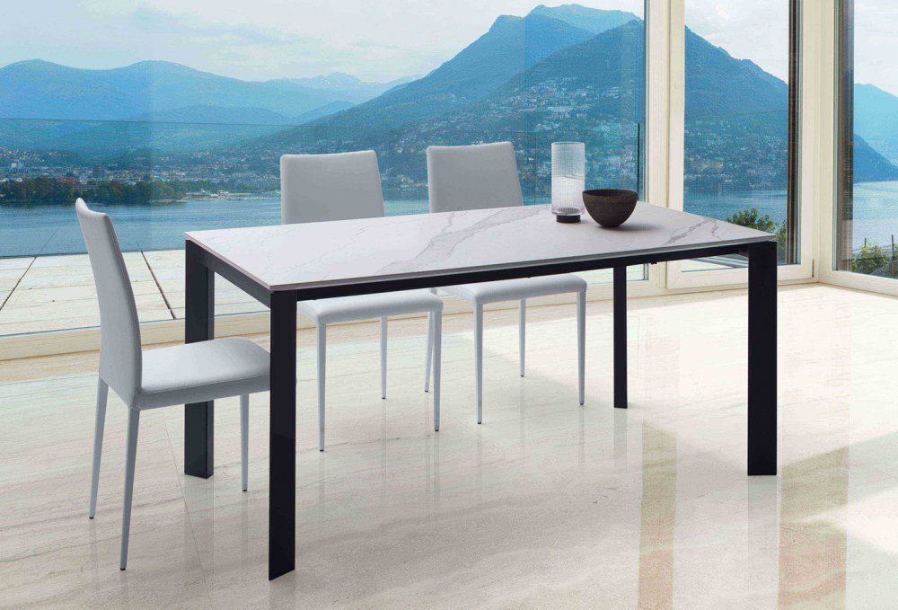 Table 10 couverts TEOREMA extensible 120 à 240cm pieds métal graphite plateau céramique bianco venato