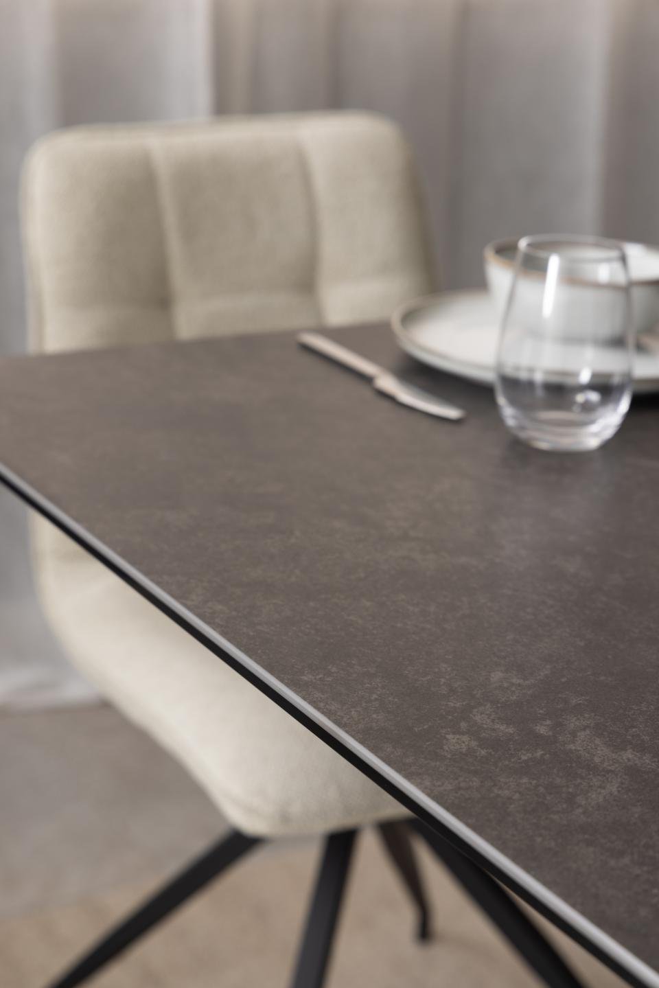 Table à manger extensible IRVING PM plateau en céramique gris béton piétement acier noir mat.