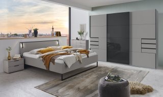 Armoire 3 portes coulissantes 6 tiroirs TILBURG 270 cm gris Sahara verre noir et graphite