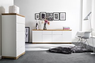 Buffet CHARLY 4 portes 2 tiroirs laqué blanc mat plateau et socle chêne noueux 