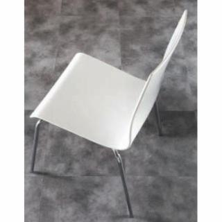 Lot de 2 chaises KRIS blanches empilables piétement en métal.