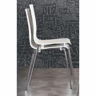 Lot de 2 chaises KRIS blanches empilables piétement en métal.