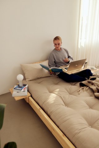 Lit futon SOCIAL SOFA pin laqué naturel couchage 140x200 cm avec 2 dossiers et 2 tables d'appoint matelas moka