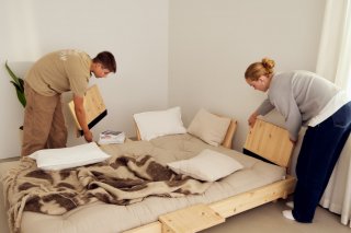 Lit futon SOCIAL SOFA pin laqué naturel couchage 140x200 cm avec 4 dossiers et 2 tables d'appoint matelas moka