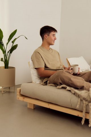 Lit futon SOCIAL SOFA pin laqué naturel couchage 140x200 cm avec 4 dossiers et 2 tables d'appoint matelas moka