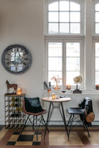 Table bistro TROB en métal noir et bois naturel.