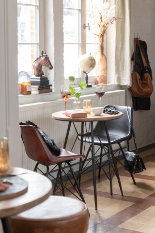 Table bistro TROB en métal noir et bois naturel.