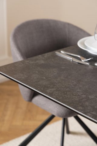 Table à manger IRVING GM plateau en céramique gris béton piétement acier noir mat.